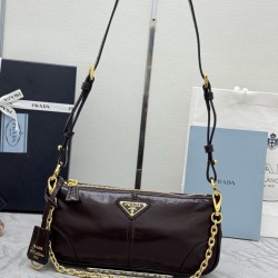 F550 with Counterfeit Full PackagingExclusive New 1BC221 Oil Waxed Leather Chain Shoulder BagThis shoulder bag brings together classic Prad design elements to create a sophisticated and versatile silhouette that bridges the gap between classic and contemp
