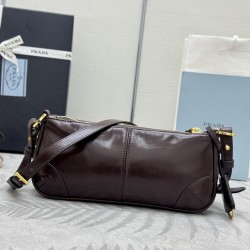 F550 with Counterfeit Full PackagingExclusive New 1BC221 Oil Waxed Leather Chain Shoulder BagThis shoulder bag brings together classic Prad design elements to create a sophisticated and versatile silhouette that bridges the gap between classic and contemp