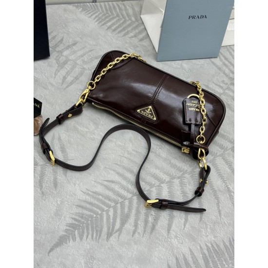 F550 with Counterfeit Full PackagingExclusive New 1BC221 Oil Waxed Leather Chain Shoulder BagThis shoulder bag brings together classic Prad design elements to create a sophisticated and versatile silhouette that bridges the gap between classic and contemp