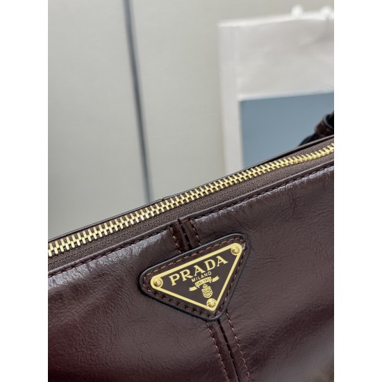 F550 with Counterfeit Full PackagingExclusive New 1BC221 Oil Waxed Leather Chain Shoulder BagThis shoulder bag brings together classic Prad design elements to create a sophisticated and versatile silhouette that bridges the gap between classic and contemp