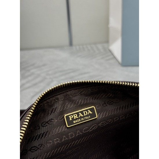 F550 with Counterfeit Full PackagingExclusive New 1BC221 Oil Waxed Leather Chain Shoulder BagThis shoulder bag brings together classic Prad design elements to create a sophisticated and versatile silhouette that bridges the gap between classic and contemp