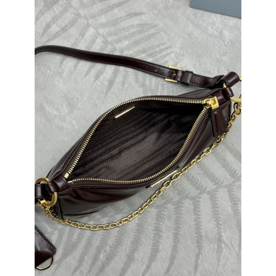 F550 with Counterfeit Full PackagingExclusive New 1BC221 Oil Waxed Leather Chain Shoulder BagThis shoulder bag brings together classic Prad design elements to create a sophisticated and versatile silhouette that bridges the gap between classic and contemp