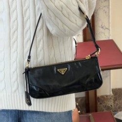 Love the vintage feel of the oily waxed leather westernized baguettes!