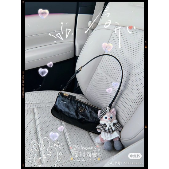 Love the vintage feel of the oily waxed leather westernized baguettes!