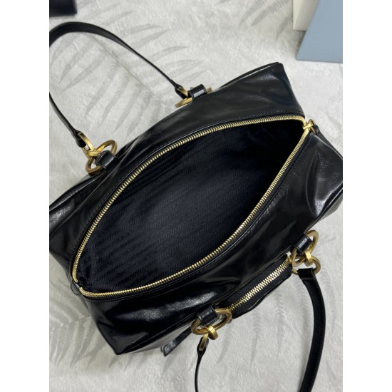 F660 with the counter version of the full set of packaging exclusive custom 2025 new oil waxed leather 1BB138 large this shoulder bag with soft oil waxed leather new interpretation of the design of retro metal hardware and collectible elements of the zipp