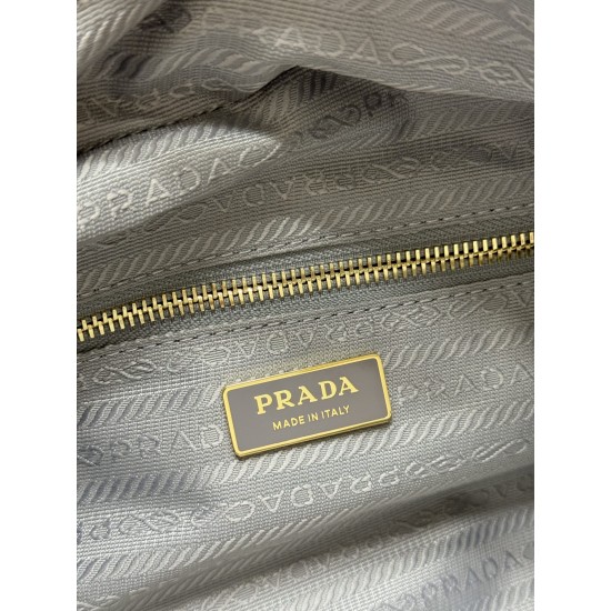 F660 with the counter version of the full set of packaging exclusive custom 2025 new oil wax leather 1BB138 large this shoulder bag with soft oil wax leather new interpretation of the design of retro metal hardware and collectible elements zipper pocket h