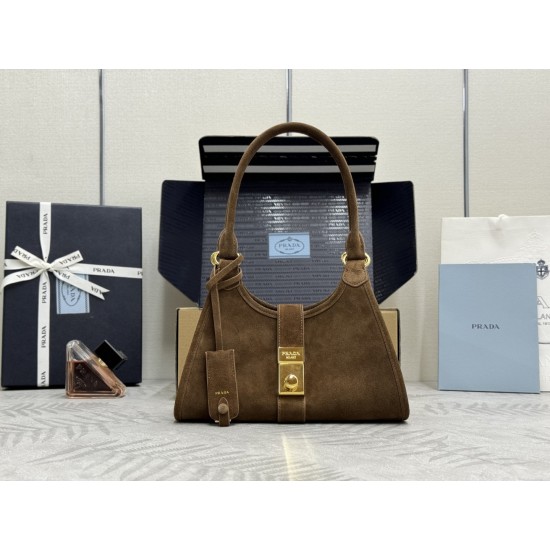 F610 with a full set of counter packaging new frosted leather Mini 1BG580 suede this mini runway models using imported suede top hardware front with buckle lock closure capacity space and can be handheld and can be carried over the shoulder on the body ef