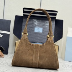 F610 with a full set of counter packaging new frosted leather Mini 1BG580 suede this mini runway models using imported suede top hardware front with buckle lock closure capacity space and can be handheld and can be carried over the shoulder on the body ef