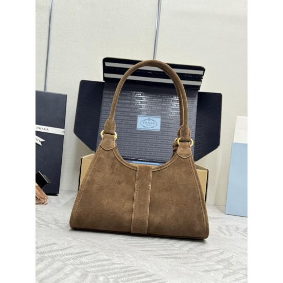 F610 with a full set of counter packaging new frosted leather Mini 1BG580 suede this mini runway models using imported suede top hardware front with buckle lock closure capacity space and can be handheld and can be carried over the shoulder on the body ef