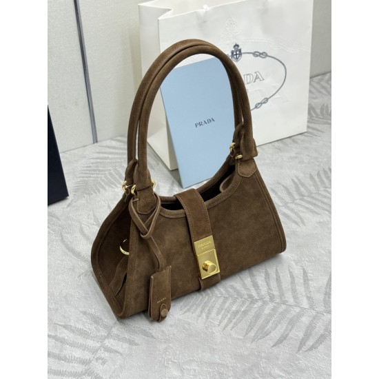 F610 with a full set of counter packaging new frosted leather Mini 1BG580 suede this mini runway models using imported suede top hardware front with buckle lock closure capacity space and can be handheld and can be carried over the shoulder on the body ef