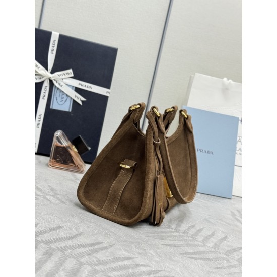 F610 with a full set of counter packaging new frosted leather Mini 1BG580 suede this mini runway models using imported suede top hardware front with buckle lock closure capacity space and can be handheld and can be carried over the shoulder on the body ef
