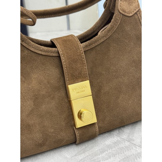 F610 with a full set of counter packaging new frosted leather Mini 1BG580 suede this mini runway models using imported suede top hardware front with buckle lock closure capacity space and can be handheld and can be carried over the shoulder on the body ef