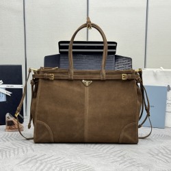 F730New suede oversized Soft Lux1BA439 arrivesThis handbag is made of imported brushed leather exudes a classical atmosphere with a long detachable adjustable shoulder strap to facilitate different occasions with the capacity of space is very large and go