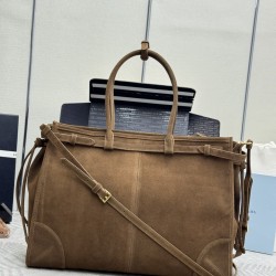 F730New suede oversized Soft Lux1BA439 arrivesThis handbag is made of imported brushed leather exudes a classical atmosphere with a long detachable adjustable shoulder strap to facilitate different occasions with the capacity of space is very large and go