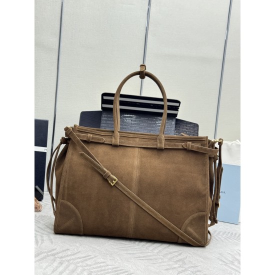 F730New suede oversized Soft Lux1BA439 arrivesThis handbag is made of imported brushed leather exudes a classical atmosphere with a long detachable adjustable shoulder strap to facilitate different occasions with the capacity of space is very large and go