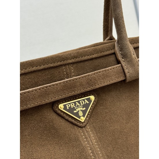 F730New suede oversized Soft Lux1BA439 arrivesThis handbag is made of imported brushed leather exudes a classical atmosphere with a long detachable adjustable shoulder strap to facilitate different occasions with the capacity of space is very large and go