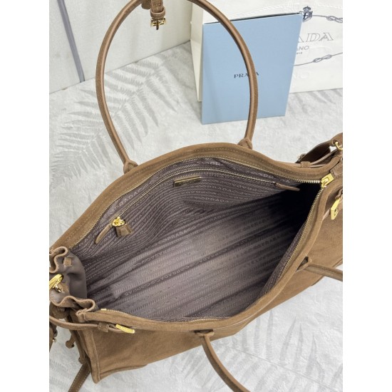 F730New suede oversized Soft Lux1BA439 arrivesThis handbag is made of imported brushed leather exudes a classical atmosphere with a long detachable adjustable shoulder strap to facilitate different occasions with the capacity of space is very large and go