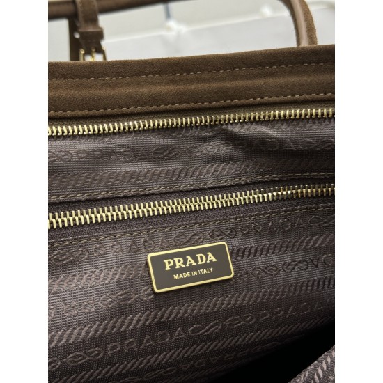 F730New suede oversized Soft Lux1BA439 arrivesThis handbag is made of imported brushed leather exudes a classical atmosphere with a long detachable adjustable shoulder strap to facilitate different occasions with the capacity of space is very large and go