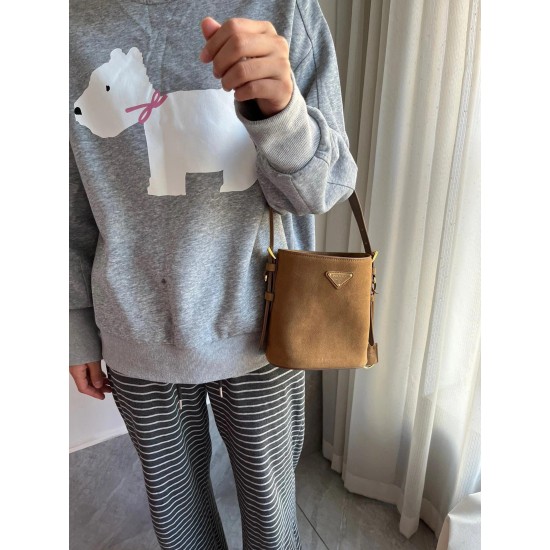 Bucket Frosted Suede Modeling Figure