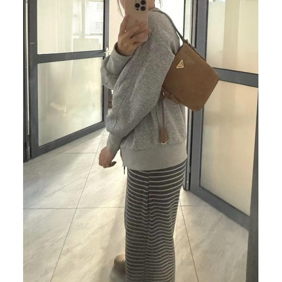 Bucket Frosted Suede Modeling Figure