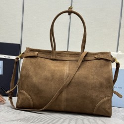 F730New suede oversized Soft Lux1BA439 arrivesThis handbag is made of imported brushed leather exudes a classical atmosphere with a long detachable adjustable shoulder strap to facilitate different occasions with the capacity of space is very large and go