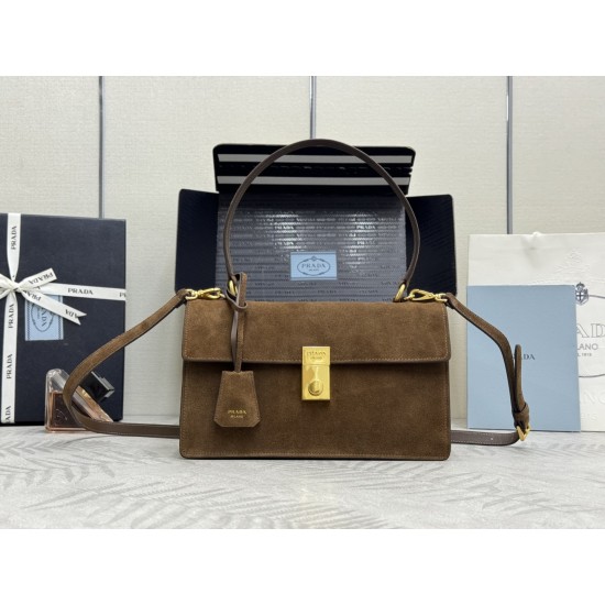 F720 new catwalk models dark 1BN023 suede frosted leather this new Soft Sound handbag is made of imported suede and internal soft sheepskin made of ample space chic hundred with a removable long shoulder strap with two compartments and can be handheld and