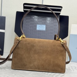 F720 new catwalk models dark 1BN023 suede frosted leather this new Soft Sound handbag is made of imported suede and internal soft sheepskin made of ample space chic hundred with a removable long shoulder strap with two compartments and can be handheld and