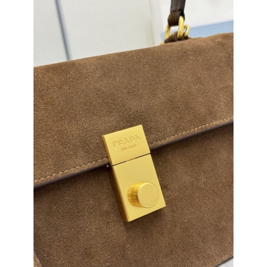 F720 new catwalk models dark 1BN023 suede frosted leather this new Soft Sound handbag is made of imported suede and internal soft sheepskin made of ample space chic hundred with a removable long shoulder strap with two compartments and can be handheld and