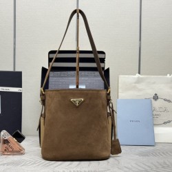 F530 with the counter to the version of the counter packaging exclusive customized new frosted leather bucket bag 1BE078 suede suede This flexible and easy to match bucket bag design is minimalist with soft suede frosted leather shoulder strap adjustable 