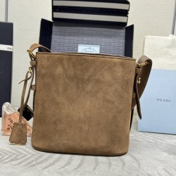 F530 with the counter to the version of the counter packaging exclusive customized new frosted leather bucket bag 1BE078 suede suede This flexible and easy to match bucket bag design is minimalist with soft suede frosted leather shoulder strap adjustable 