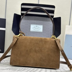 F720 new runway models 1BN023 suede frosted leather this new Soft Sound handbag is made of imported suede and soft sheepskin inside the space ample chic hundred with a removable long shoulder strap with two compartments and can be hand-carried and shoulde