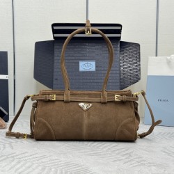 F690 with counter counter version of the full set of packaging exclusive custom new suede suede small Soft Lux1BA426 brown curry color arrived this handbag crossbody imported brushed leather exudes a classical atmosphere with a long detachable adjustable 