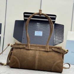 F690 with counter counter version of the full set of packaging exclusive custom new suede suede small Soft Lux1BA426 brown curry color arrived this handbag crossbody imported brushed leather exudes a classical atmosphere with a long detachable adjustable 