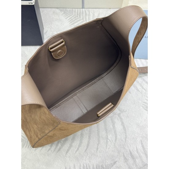 F700 new suede oversized Cleo1BC181 frosted leather crossbody bag this crossbody bag using imported frosted leather inside with imported sheepskin regardless of crossbody or shoulder are very taste on the body effect pole oversized capacity practicality n