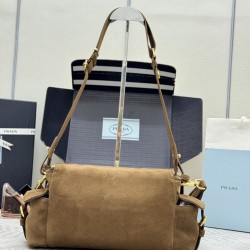 F700 with counter counter version of the full set of packaging exclusive customized new messenger bag 1BD394 suede This handbag is a perfect blend of sophistication and functionality made of imported suede with a soft silhouette with a number of pockets L