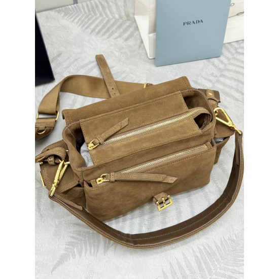 F700 with counter counter version of the full set of packaging exclusive customized new messenger bag 1BD394 suede This handbag is a perfect blend of sophistication and functionality made of imported suede with a soft silhouette with a number of pockets L