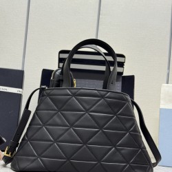 F880 new medium tote bag 1BG545 arrived this Matinee handbags imported calfskin handmade diamond embossed embroidery pattern design looks unique atmosphere with imported sheepskin lining with a zipper pouch inside with hook and loop removable tote and lon