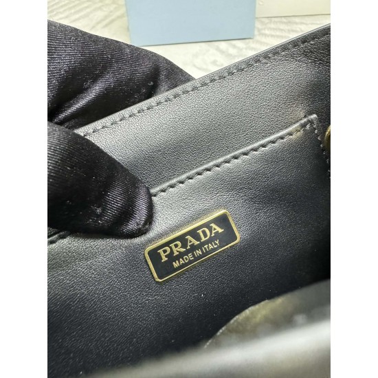 F600 with a full set of counter packaging exclusive customized classic Mini Tote 1BA358 arrived this Saffiano cross grain cowhide leather body with double handles removable shoulder strap to facilitate a variety of ways to carry 95cm quite functional stro