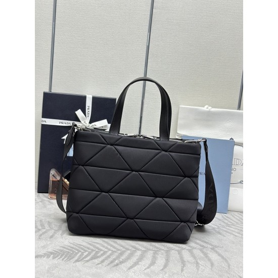 F450Diamond Lattice Tote Bag 3-in-11BG380This System Tote Bag comes with two leather handlesExquisite stitching technology shapes a triangular pattern to show craftsmanshipDetachable woven nylon shoulder strap brings different stylesFavorite is still the 