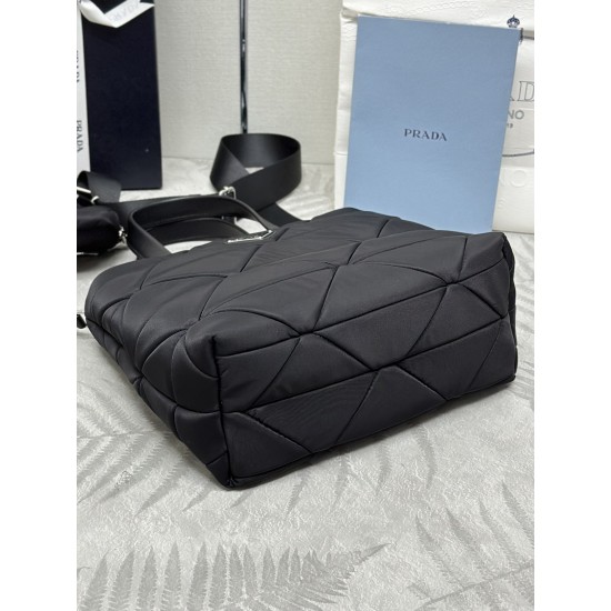 F450Diamond Lattice Tote Bag 3-in-11BG380This System Tote Bag comes with two leather handlesExquisite stitching technology shapes a triangular pattern to show craftsmanshipDetachable woven nylon shoulder strap brings different stylesFavorite is still the 