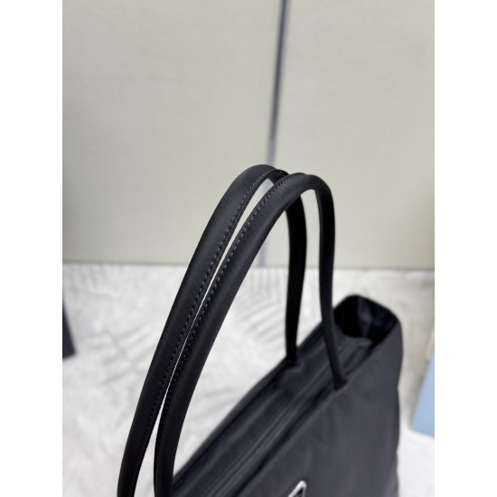 F300 new tote bag B6245 medium this retro tote bag using imported nylon fabrics iconic triangle label design simple and stylish space capacity is very practical retro fashion combined with one too good to look at and a permanent never out of fashion shopp