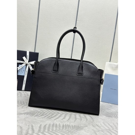 F850 new large tote bag 1BG508 is in stock now This tote bag presents a sturdy silhouette that exudes modernity and elegance with a convenient large opening and ample capacity Soft grained leather outlines the sleek, minimalist lines This practical access