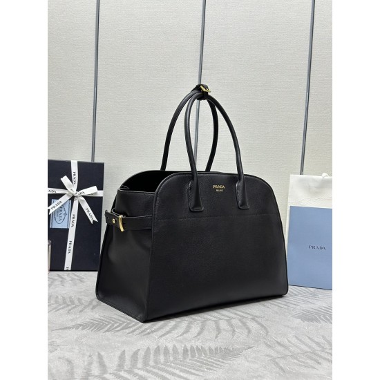 F850 new large tote bag 1BG508 is in stock now This tote bag presents a sturdy silhouette that exudes modernity and elegance with a convenient large opening and ample capacity Soft grained leather outlines the sleek, minimalist lines This practical access