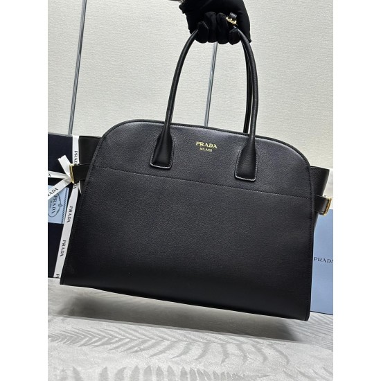 F850 new large tote bag 1BG508 is in stock now This tote bag presents a sturdy silhouette that exudes modernity and elegance with a convenient large opening and ample capacity Soft grained leather outlines the sleek, minimalist lines This practical access
