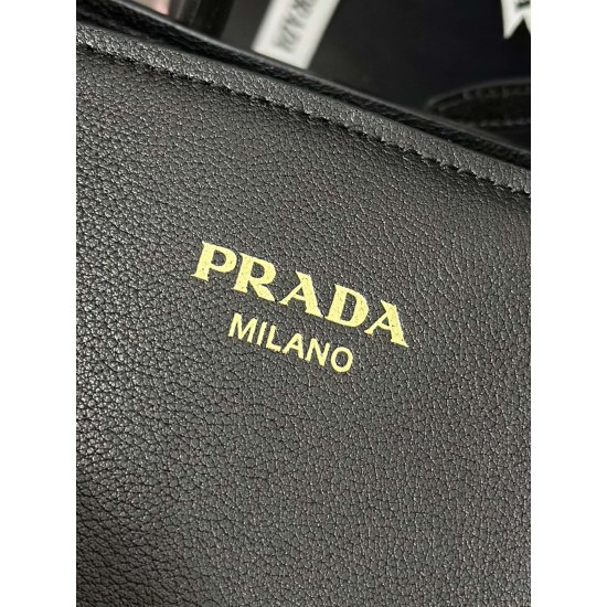 F850 new large tote bag 1BG508 is in stock now This tote bag presents a sturdy silhouette that exudes modernity and elegance with a convenient large opening and ample capacity Soft grained leather outlines the sleek, minimalist lines This practical access