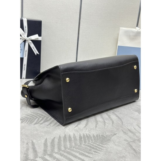 F850 new large tote bag 1BG508 is in stock now This tote bag presents a sturdy silhouette that exudes modernity and elegance with a convenient large opening and ample capacity Soft grained leather outlines the sleek, minimalist lines This practical access