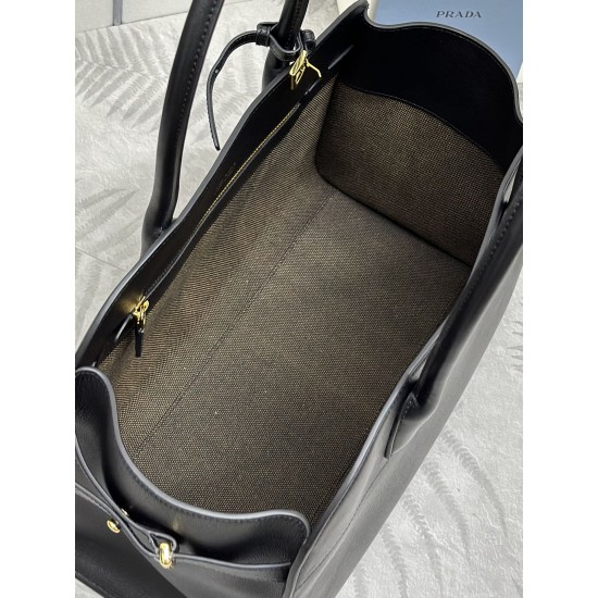 F850 new large tote bag 1BG508 is in stock now This tote bag presents a sturdy silhouette that exudes modernity and elegance with a convenient large opening and ample capacity Soft grained leather outlines the sleek, minimalist lines This practical access