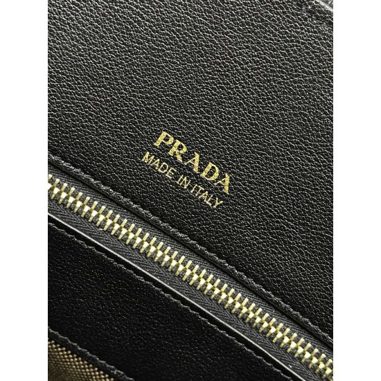 F850 new large tote bag 1BG508 is in stock now This tote bag presents a sturdy silhouette that exudes modernity and elegance with a convenient large opening and ample capacity Soft grained leather outlines the sleek, minimalist lines This practical access