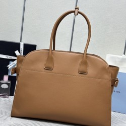 F850 new large tote bag 1BG508 is in stock now This tote bag presents a sturdy silhouette that exudes modernity and elegance with a convenient large opening and ample capacity Soft grained leather outlines the sleek, minimalist lines This practical access