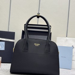 F780 Medium 32CM New tote bag 1BG538 has arrived This tote bag presents a sturdy silhouette that exudes modernity and elegance, with ample capacity and a convenient large opening Soft grained leather outlines the sleek, minimalist lines This practical acc